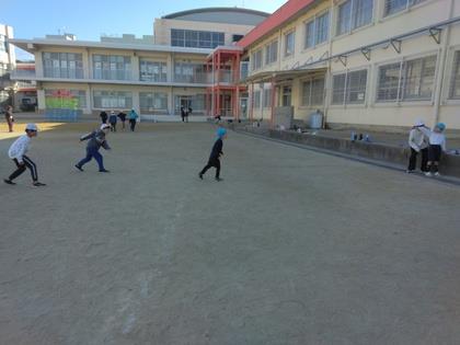 だるまさんが転んだで遊ぶ子ども