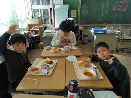 5年生と一緒に給食を食べる5歳児