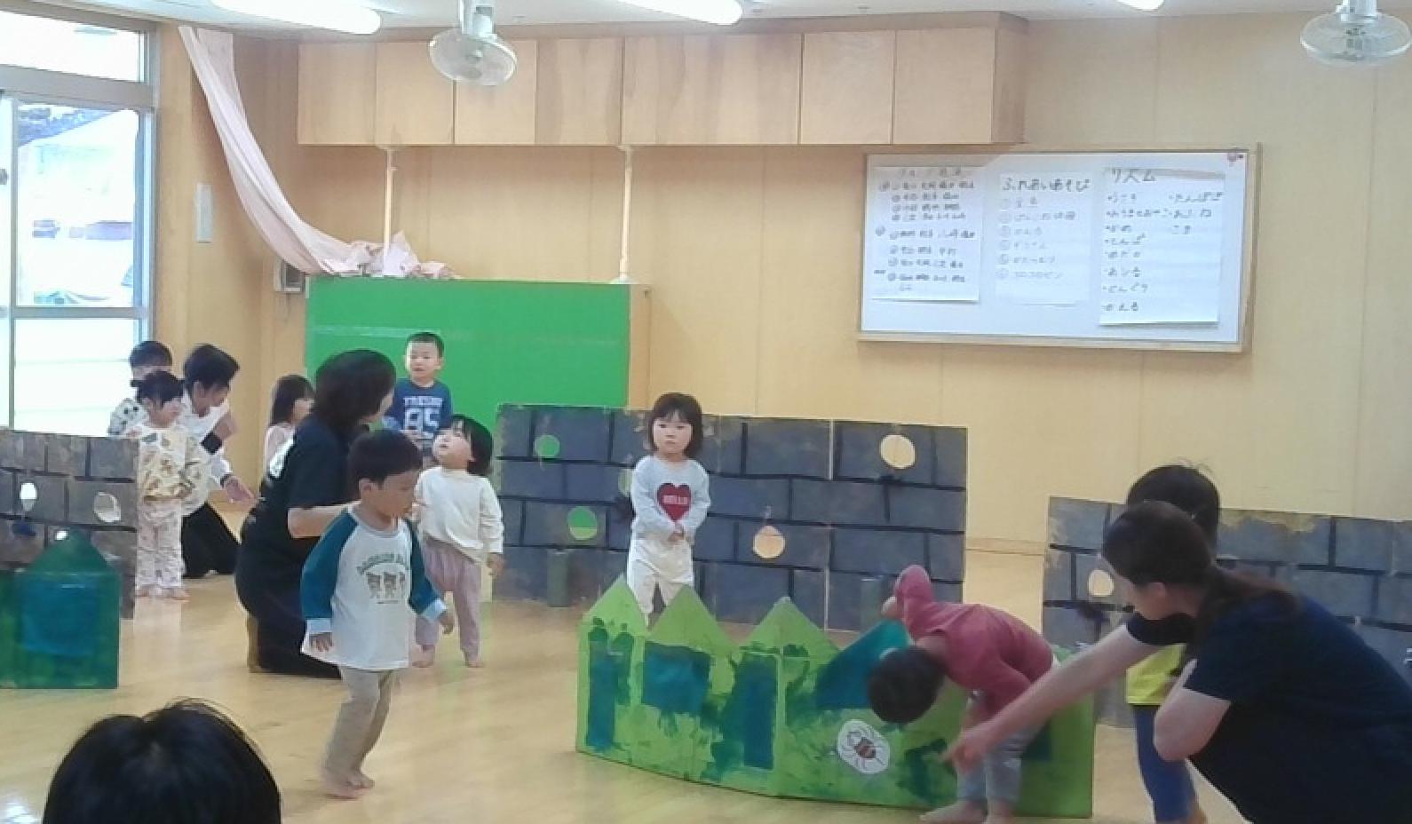 虫探しごっこを楽しむ1歳児