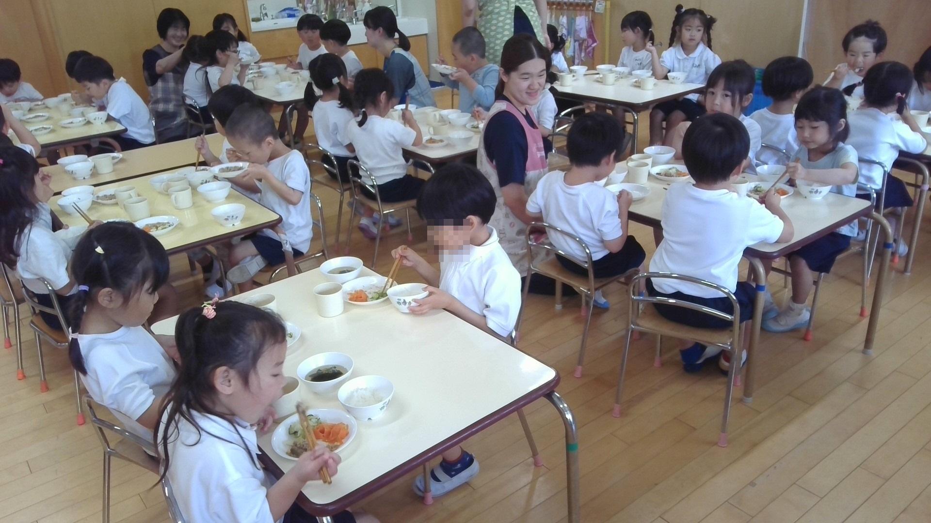 給食をたべる子どもたち