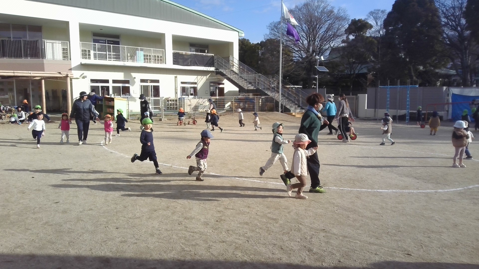 マラソンをする子ども達