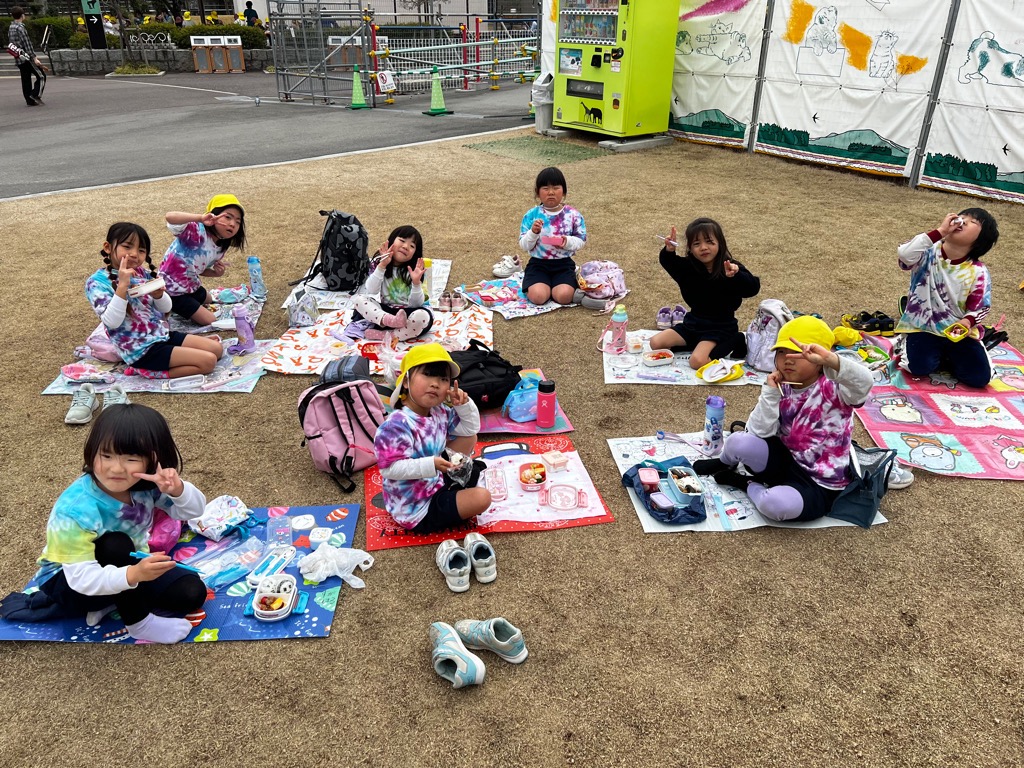 お弁当を食べる様子