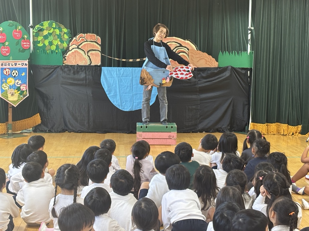 パネルシアターを見る子ども達