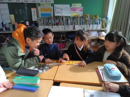 算数の勉強をする5歳児