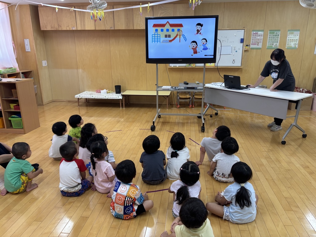 話を聞く3歳児