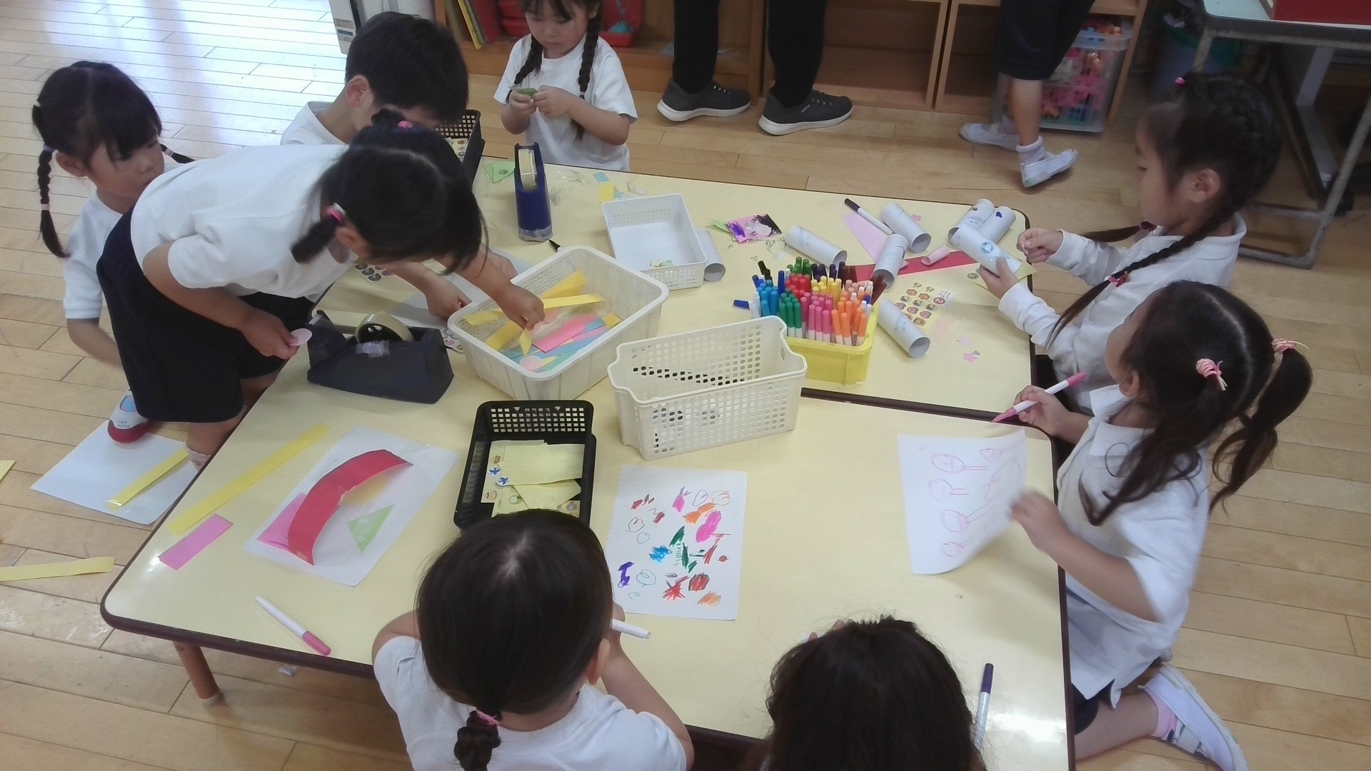 お絵描きを楽しむ4歳児