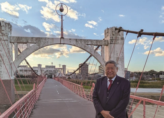 玉手橋の前に立つ市長