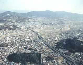 空から見た土師の里遺跡(北西から撮影、中央を横断するのは石川、左上は二上山)