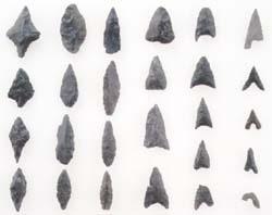縄紋時代(右端の列)と弥生時代(右端列以外)の石鏃の比較