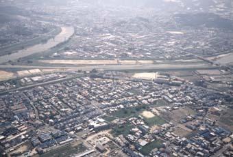 空から見た国府遺跡(西南から撮影、中央を横断するのは石川、左上方は大和川)