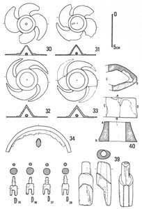 出土した遺物(2)巴形銅器(30～33)、櫛(34)、銅製矢はず(35～38)、銅製弓はず(39)、刀装具片(40)