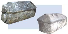 修復された長持山古墳の石棺(左:1号棺、右:2号棺)