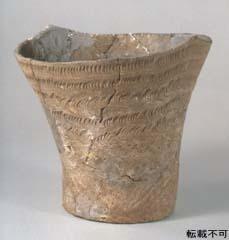 人骨に伴って出土した小型土器(関西大学博物館『博物館資料目録』1998年より)