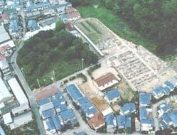 空から見た西墓山古墳の調査区(左上方:浄元寺山、右上方:墓山)